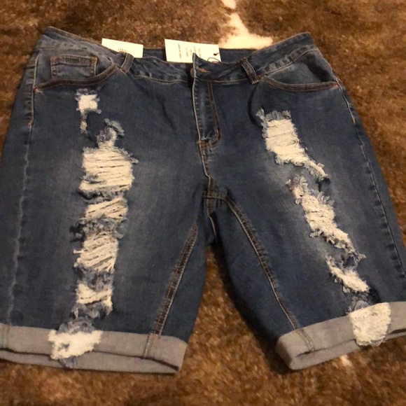 Plus size distressed Bermuda shorts - Picture 5 of 5